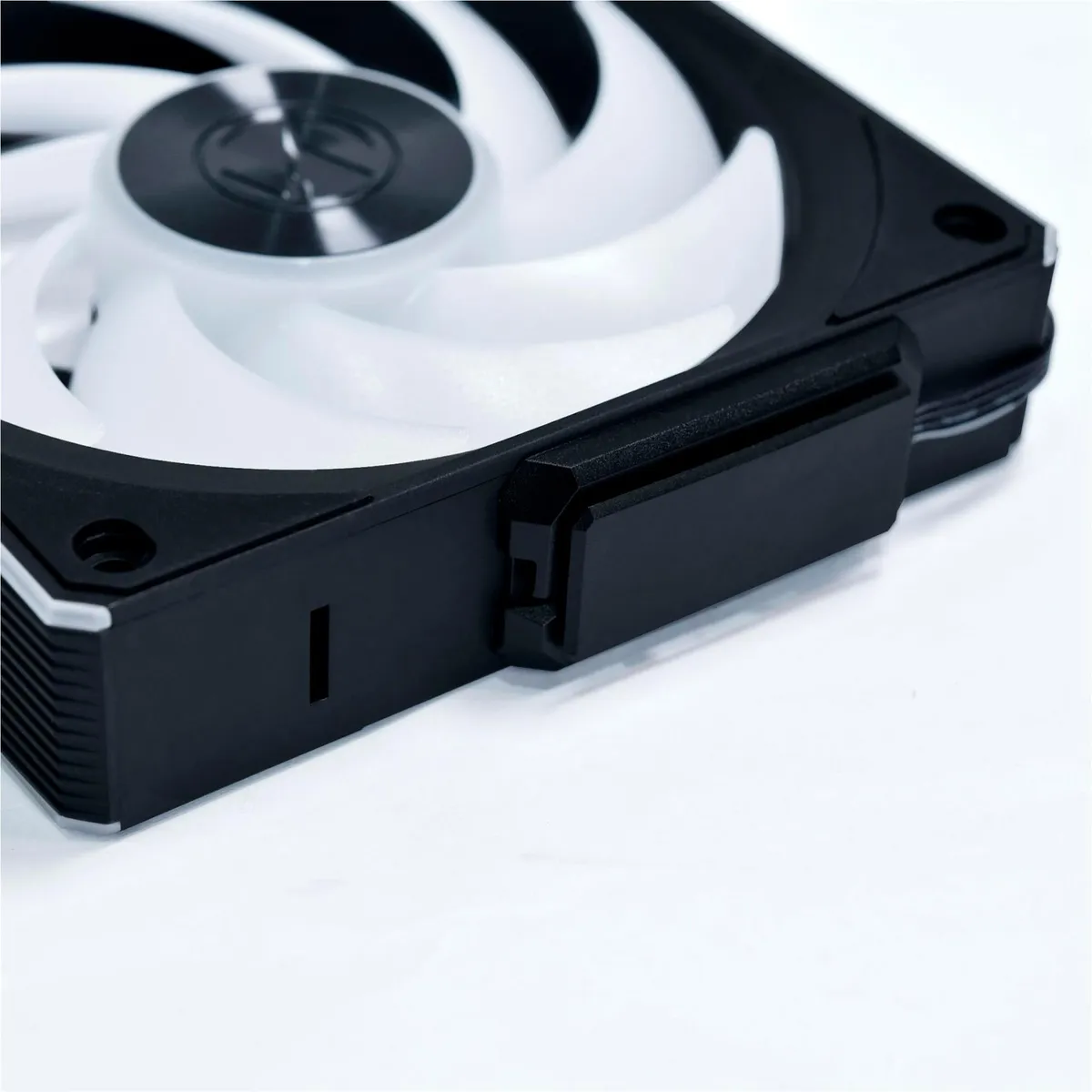 Вентилятор Lian Li Uni Fan CL Wireless 120-3 Reverse Blade Black (G99.12RCL1W3B.00) - мініатюра 5