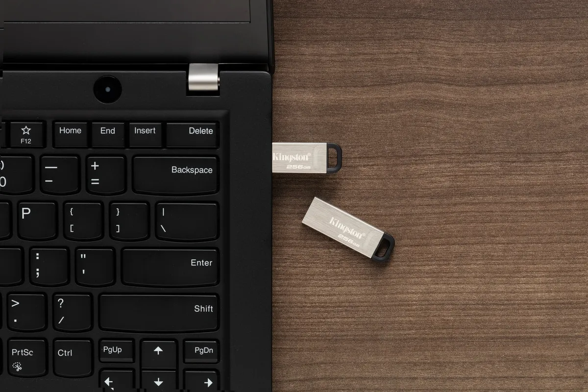 USB флеш накопичувач Kingston 256GB DT Kyson Silver/Black USB 3.2 (DTKN/256GB) - мініатюра 10
