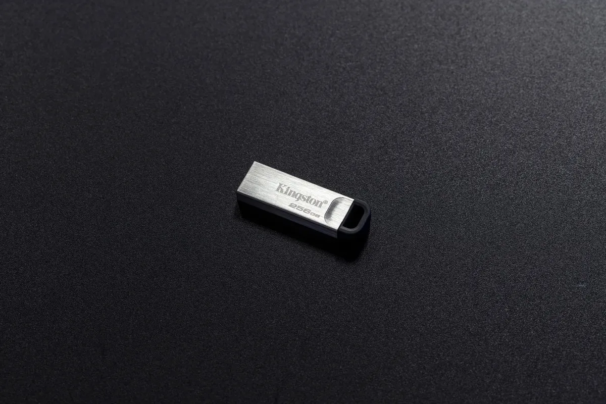 USB флеш накопичувач Kingston 256GB DT Kyson Silver/Black USB 3.2 (DTKN/256GB) - мініатюра 7