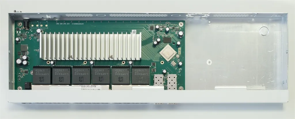 Комутатор MikroTik CRS326-24G-2S+RM - зображення 1