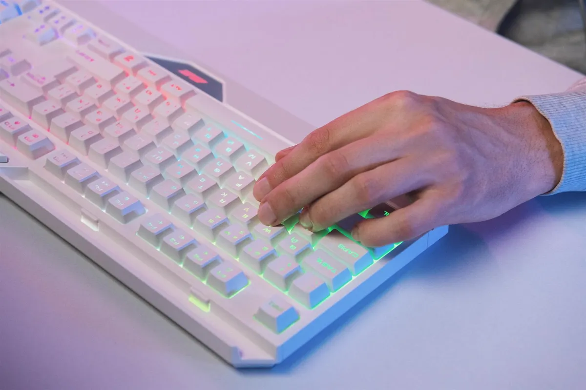 Клавіатура 2E Gaming KG315 RGB USB White Ukr (2E-KG315UWT) - зображення 1