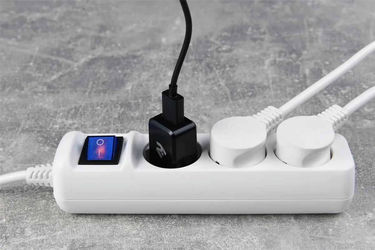Фільтр живлення 2E (2E-U03ESM1.5) 3 розетки, 1.5 м, White - мініатюра 6