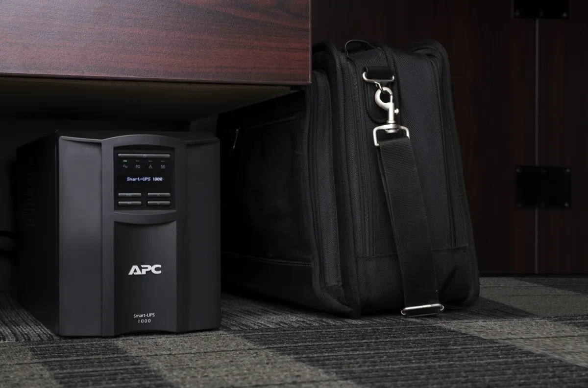 Джерело безперебійного живлення APC Smart-UPS 1000VA/700W, LCD, USB, SmartConnect (SMT1000IC) - мініатюра 3